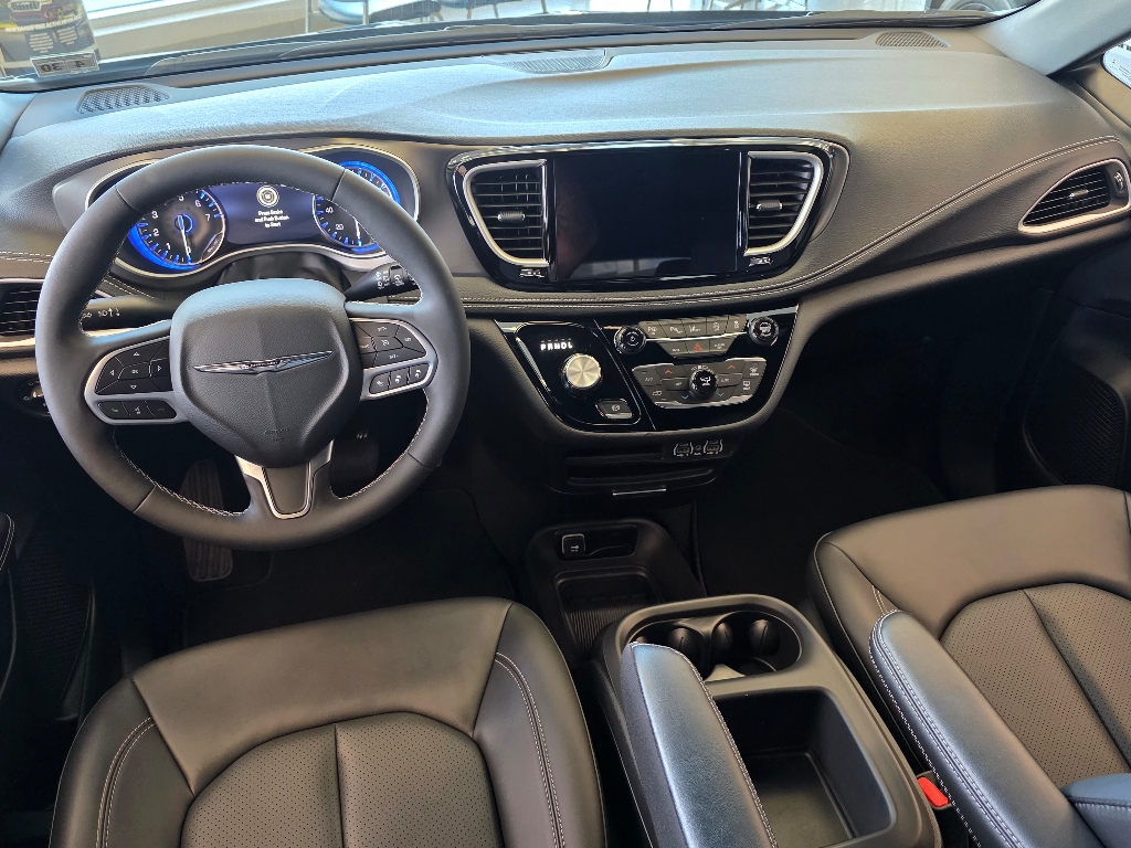 2025 Chrysler Pacifica photo 2