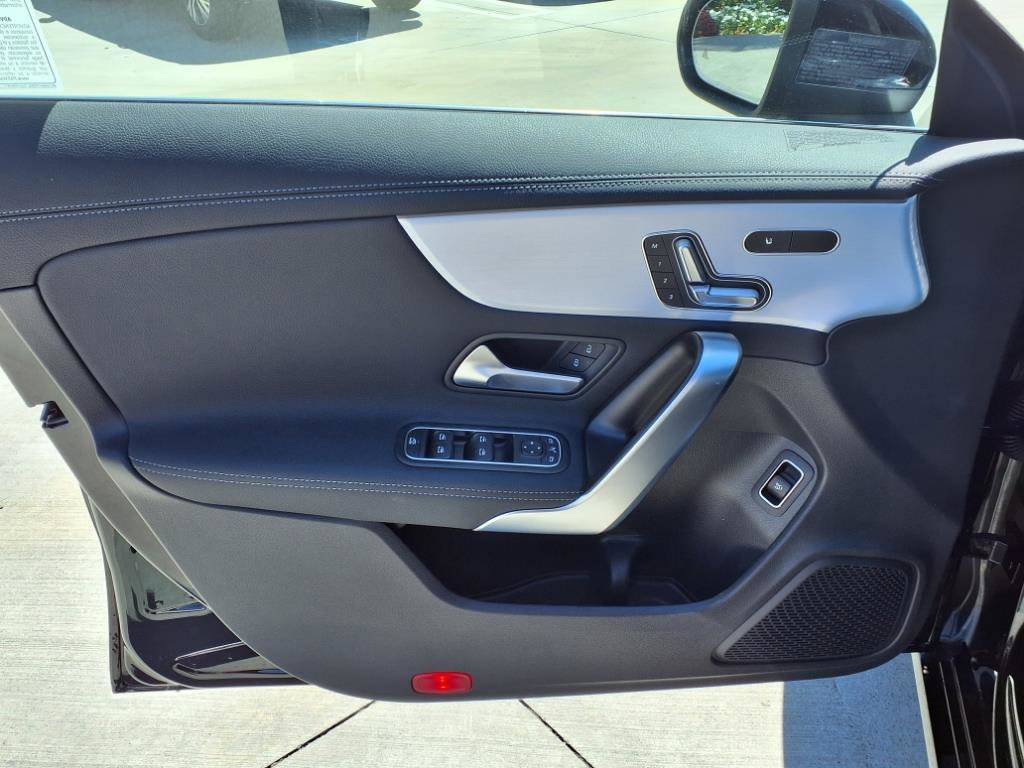 2025 Mercedes Benz CLA 250 photo 4