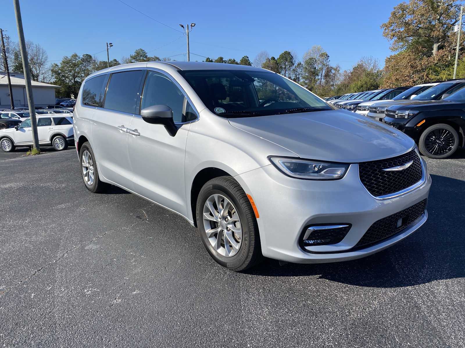 2023 Chrysler Pacifica Touring L's photo