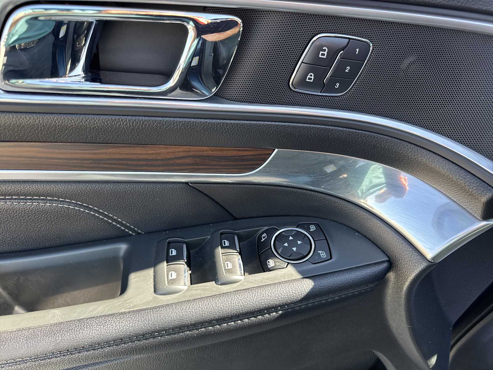 2017 Ford Explorer Limited photo 13