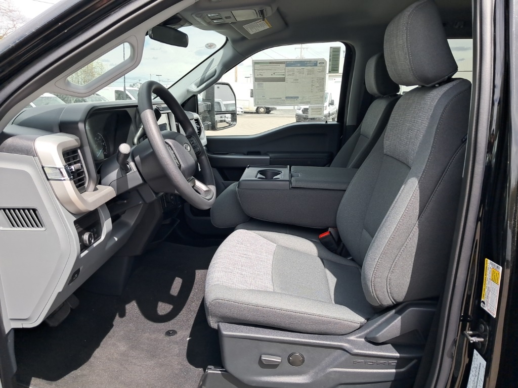 2025 Ford F-350 XLT photo 6