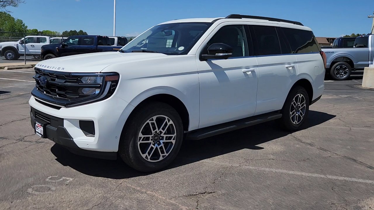 2025 Ford Expedition photo 2