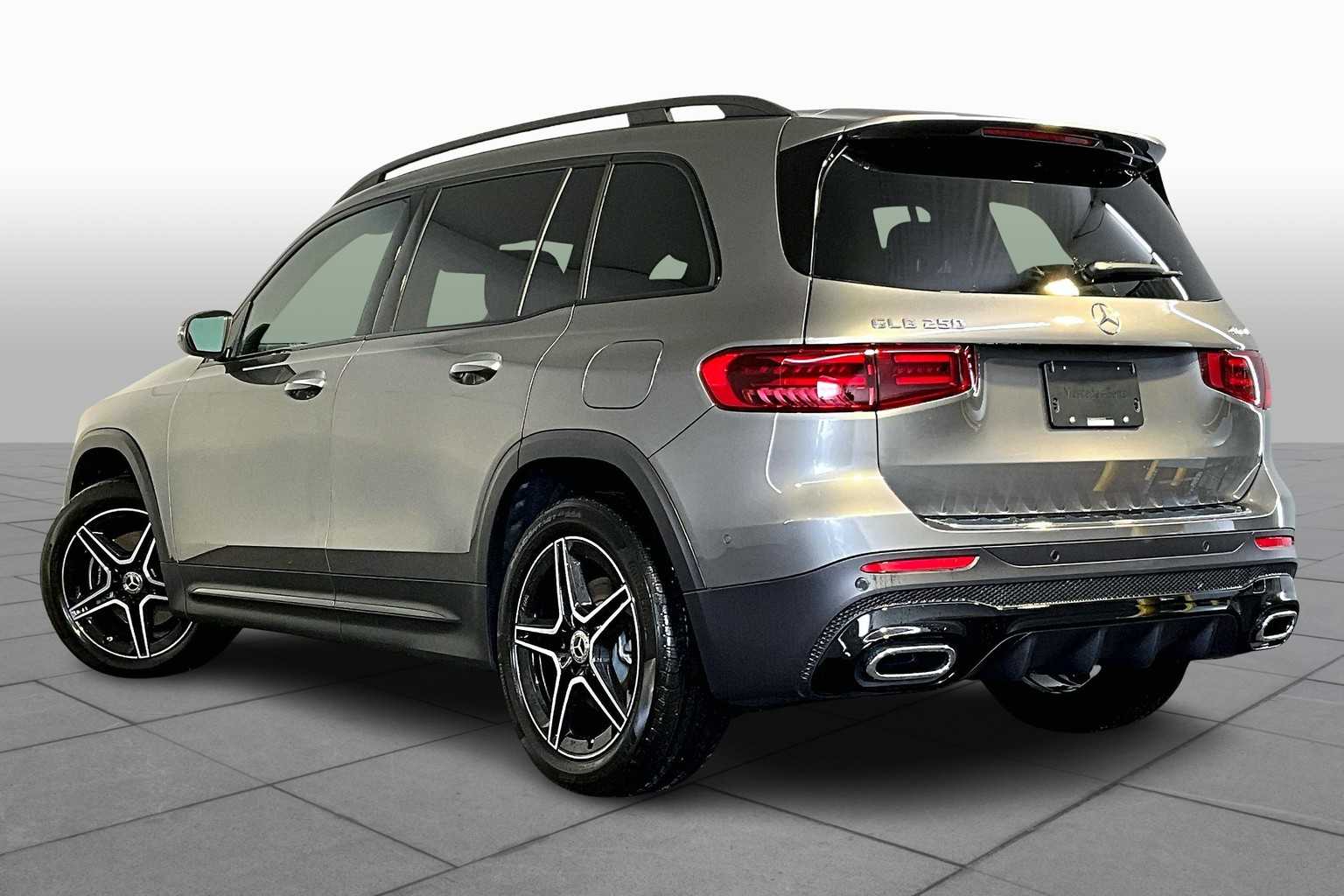 2025 Mercedes Benz GLB 250 4MATIC photo 3
