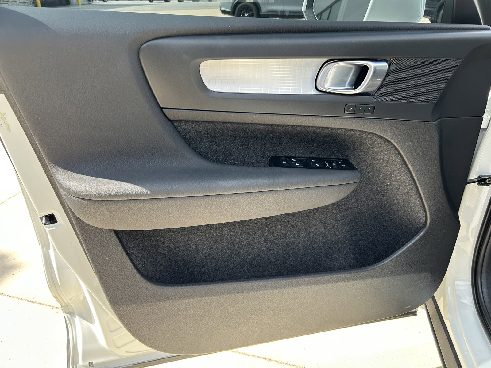 2022 Volvo XC40 Momentum photo 3