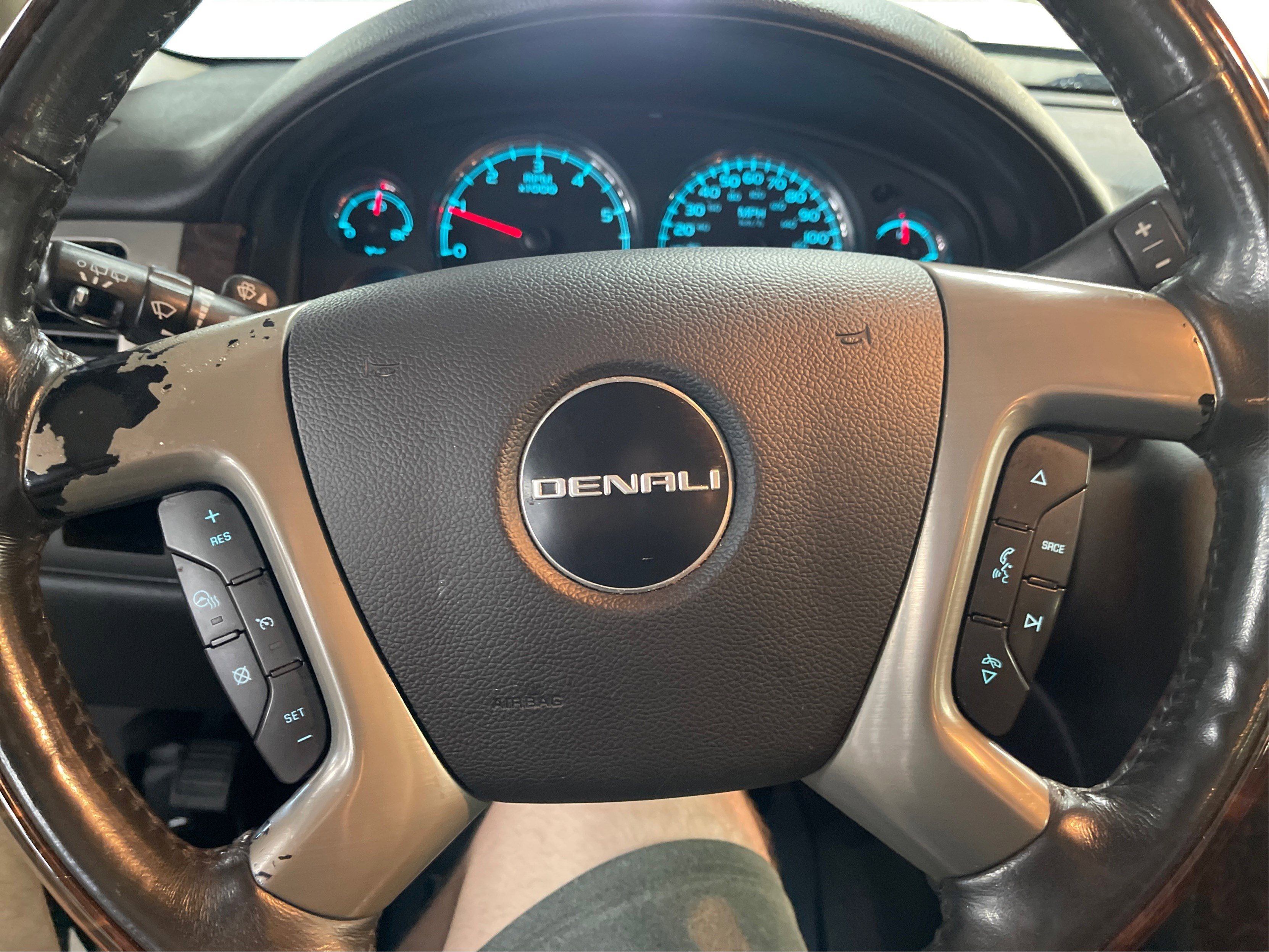 2011 Gmc Yukon XL Denali photo 16