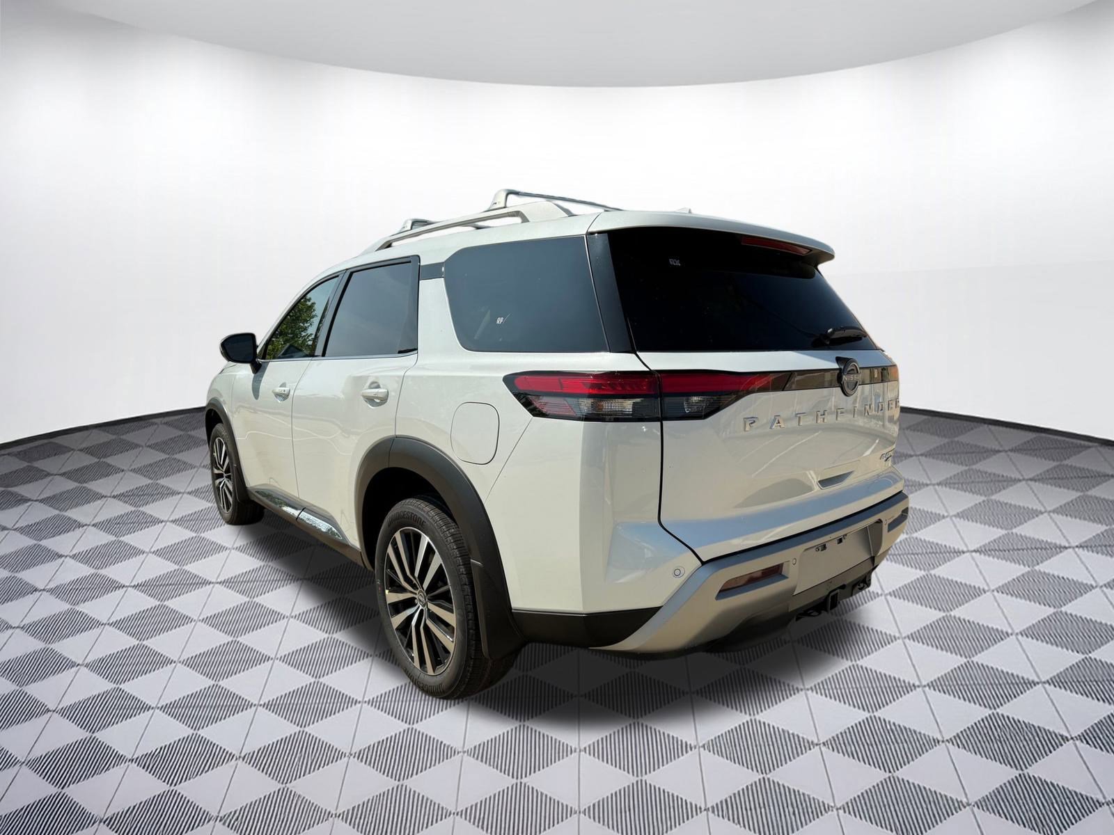 2025 Nissan Pathfinder Platinum photo 3