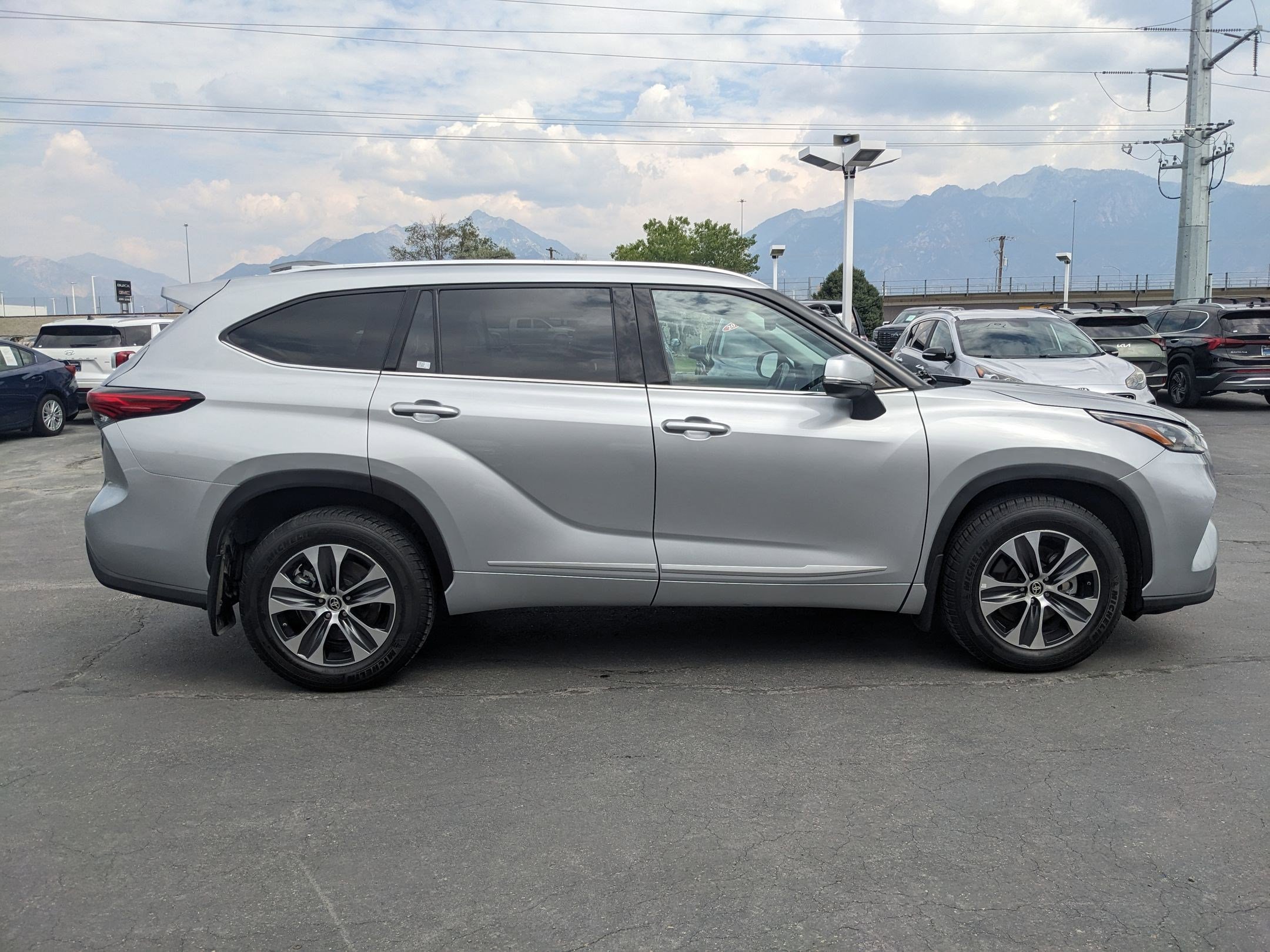 2020 Toyota Highlander XLE photo 3