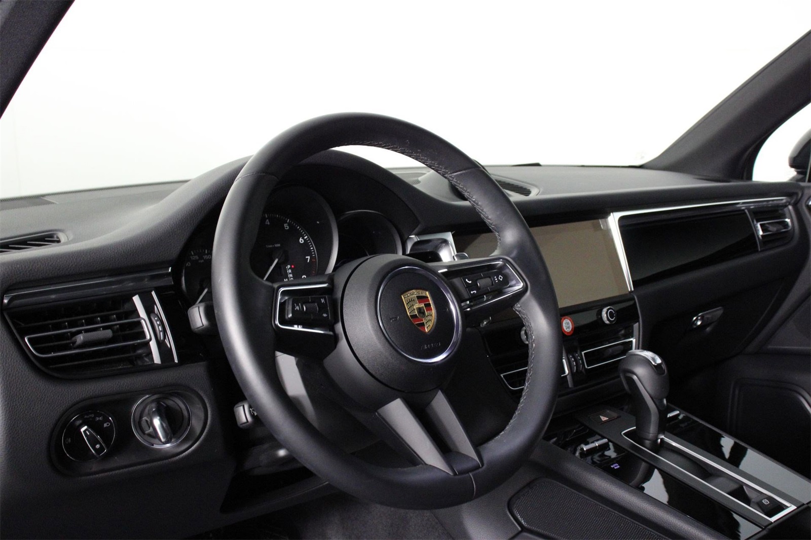 2025 Porsche Macan photo 4