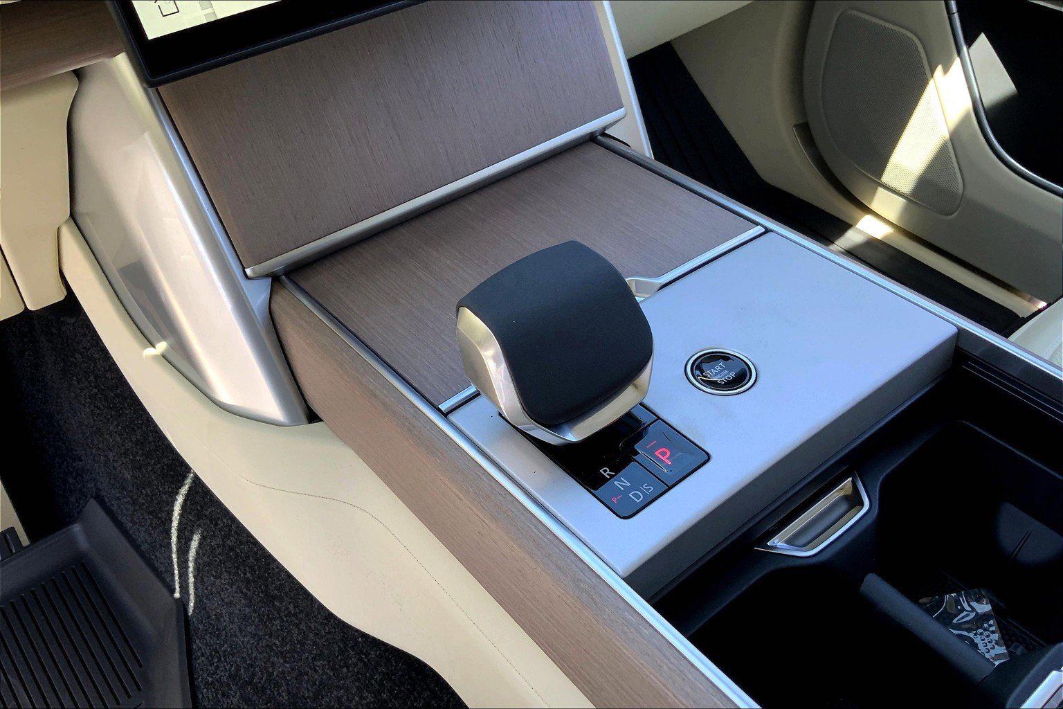 2025 Land Rover Range Rover SE photo 4