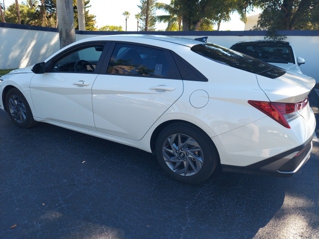 2024 Hyundai Elantra Hybrid Blue photo 3