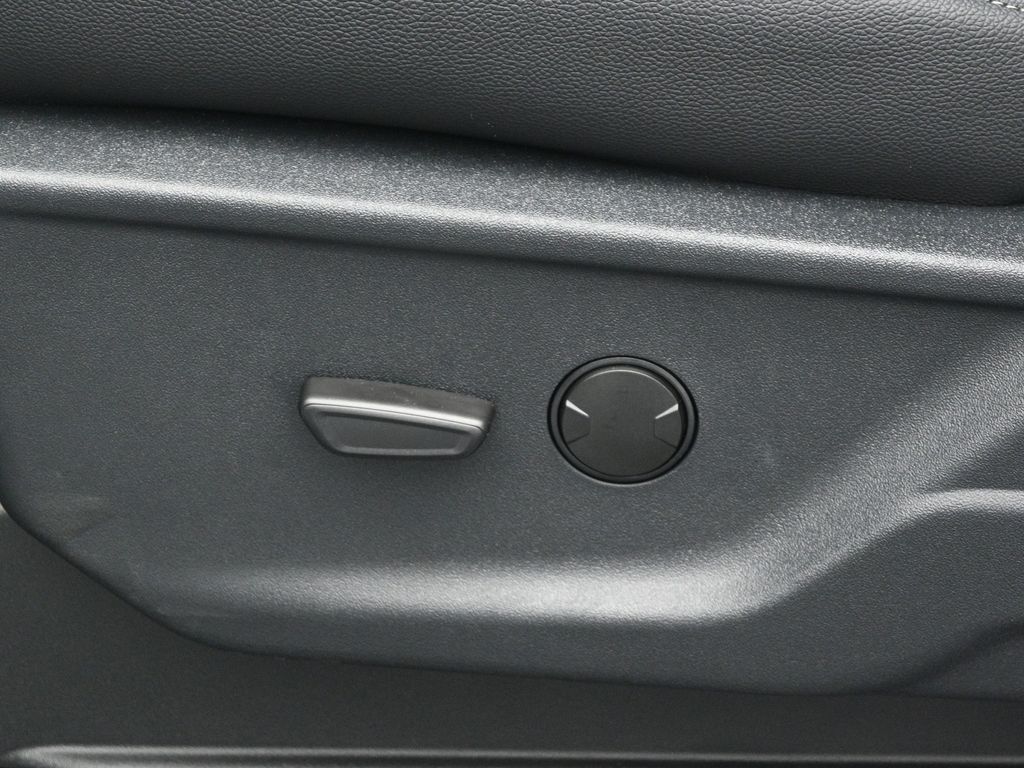 2025 Ford F-150 XLT photo 8