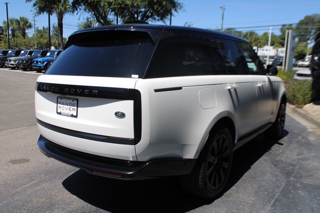 2023 Land Rover Range Rover SE photo 7