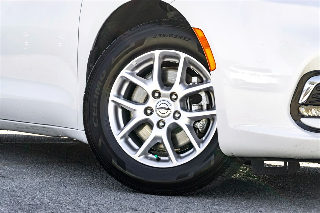 2023 Chrysler Pacifica Touring L photo 2