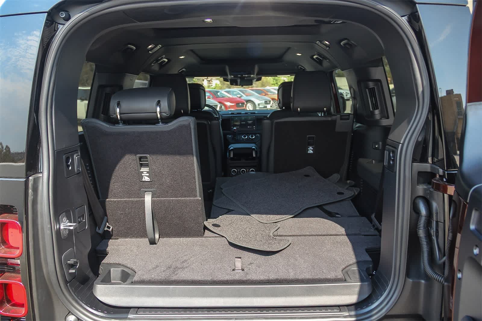 2025 Land Rover Defender 130 X-Dynamic SE photo 22