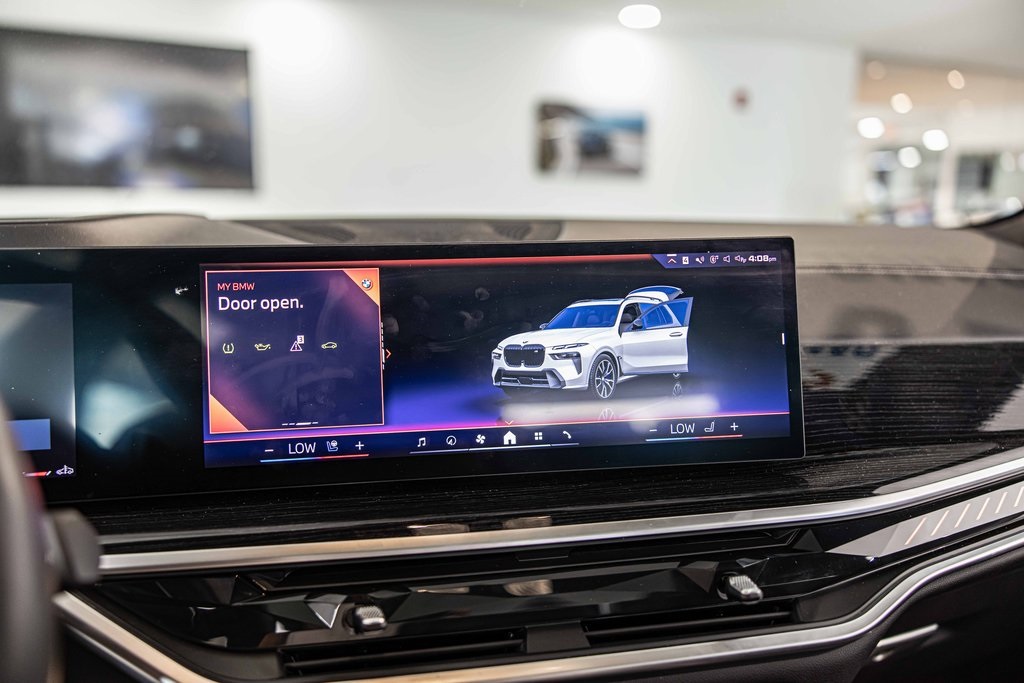 2025 BMW X7 - Image 29