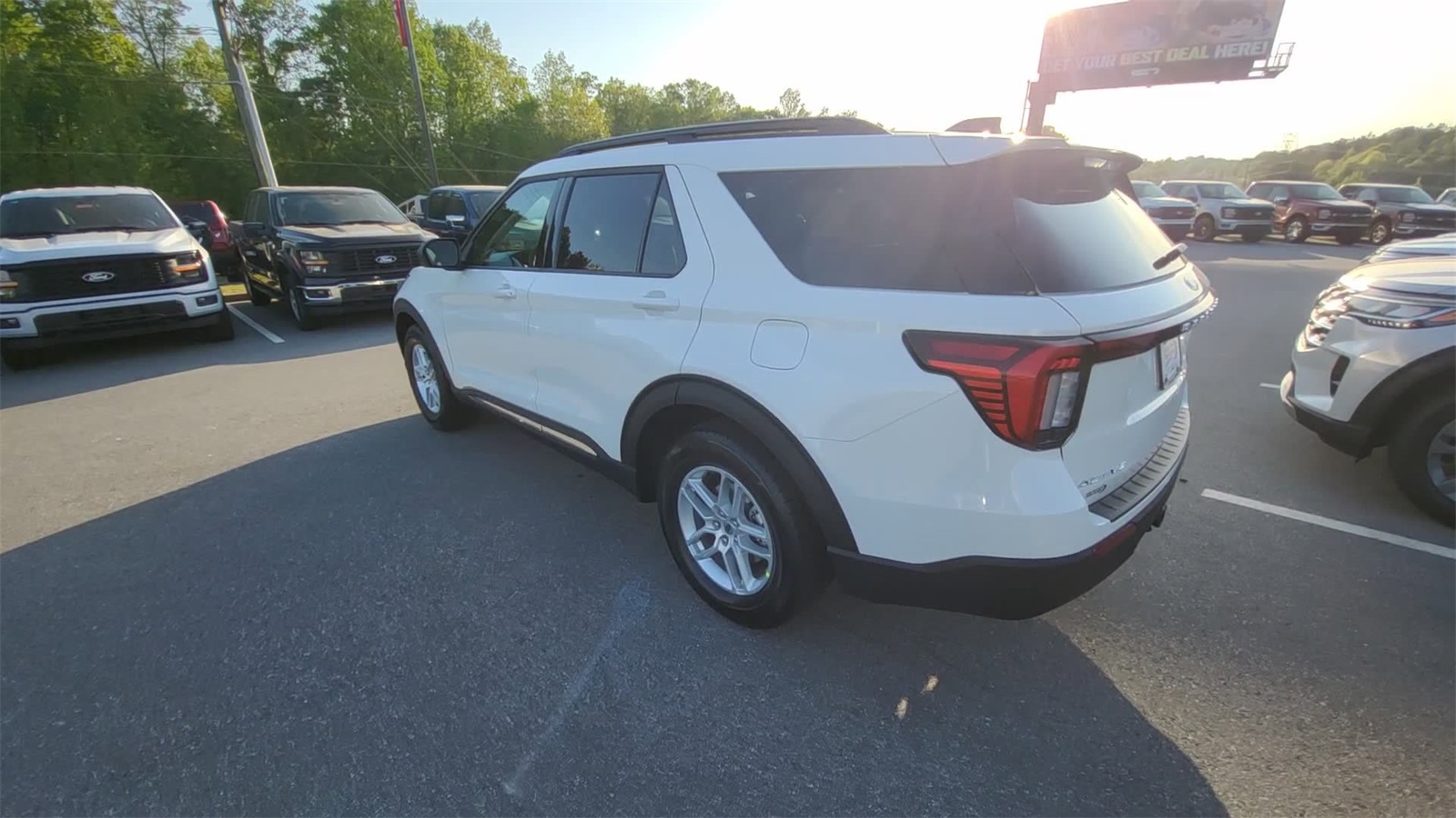 2025 Ford Explorer photo 3
