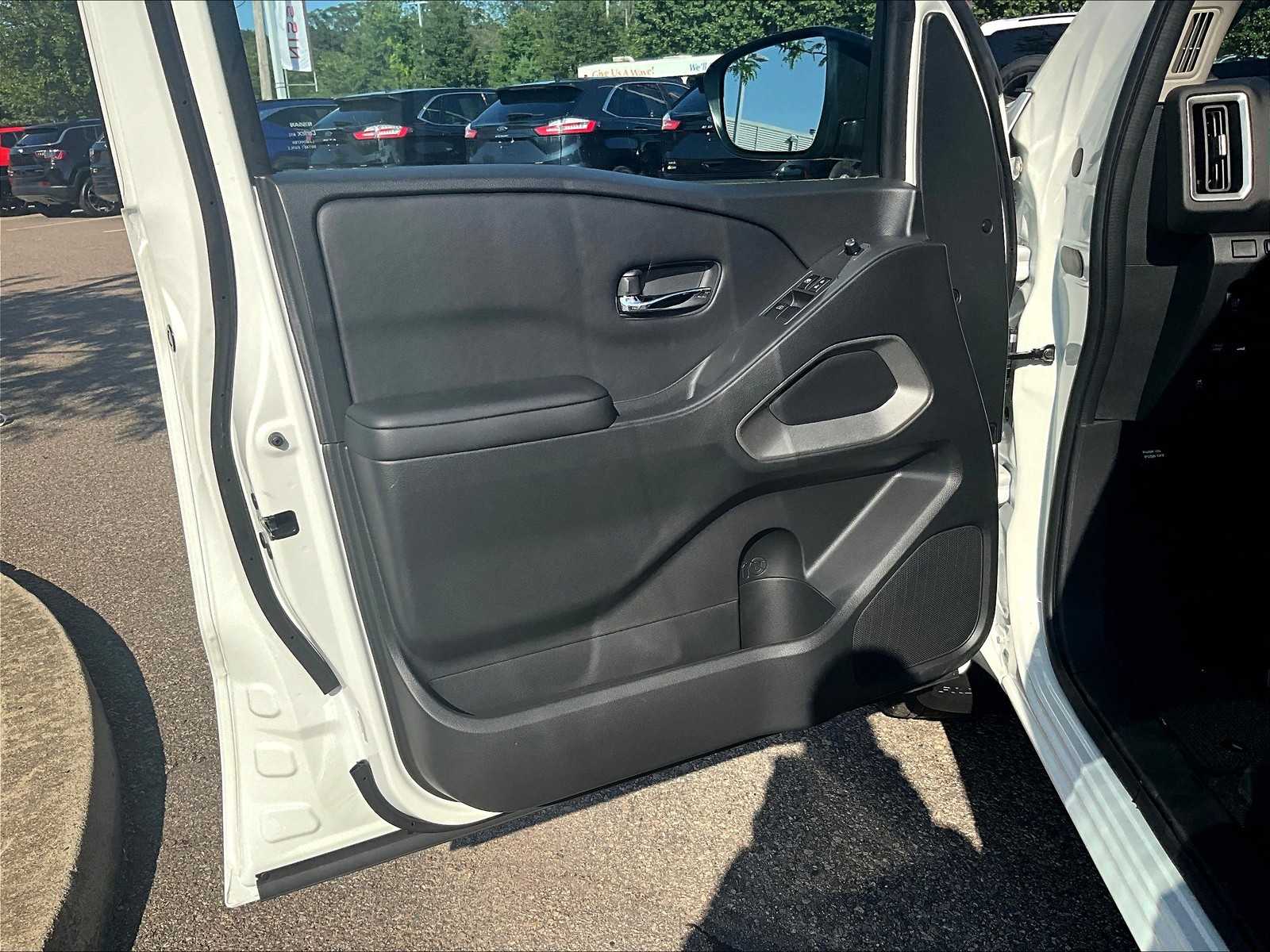 2025 Nissan Frontier SV photo 9