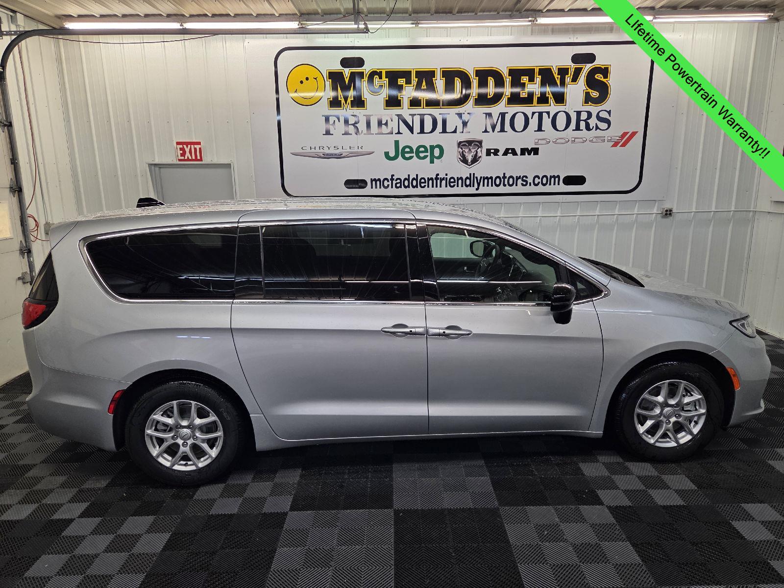 2026 Chrysler Pacifica Select's photo