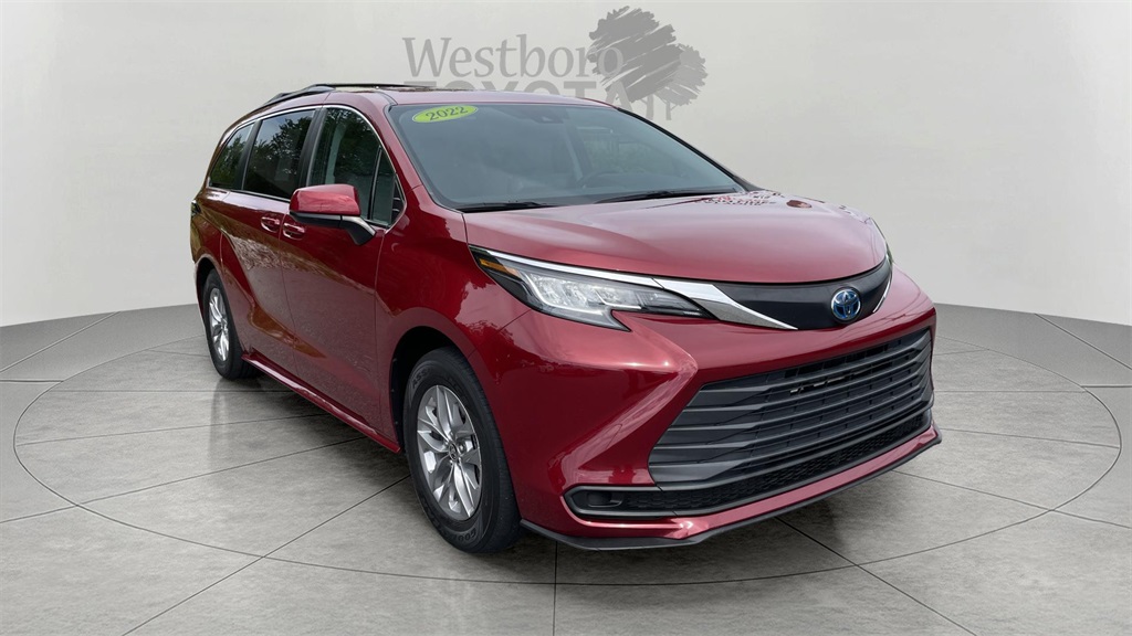 2022 Toyota Sienna LE's photo