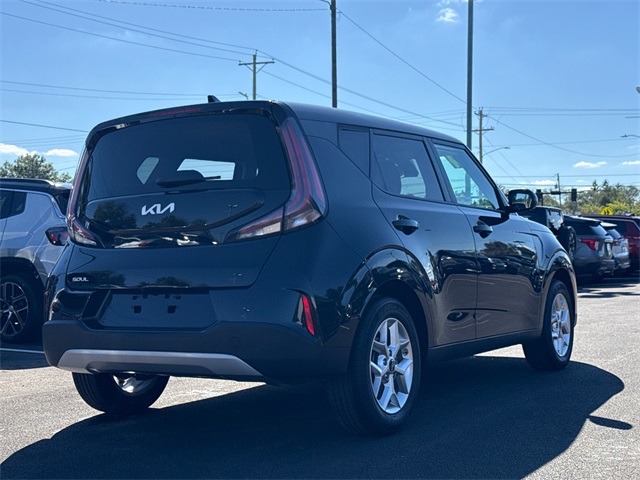 2024 Kia Soul LX photo 2