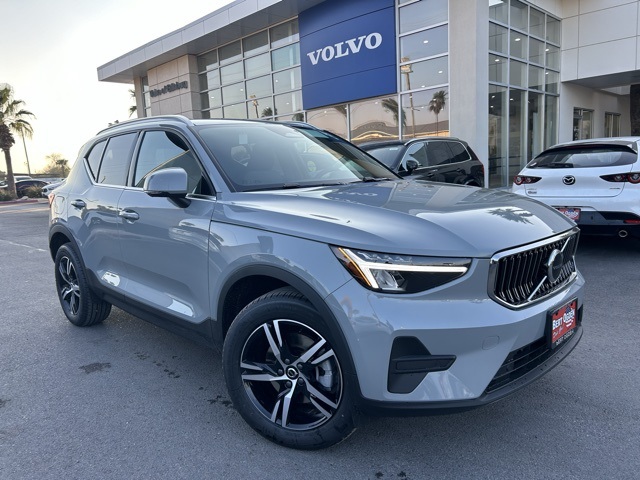 2025 Volvo XC40 Core's photo