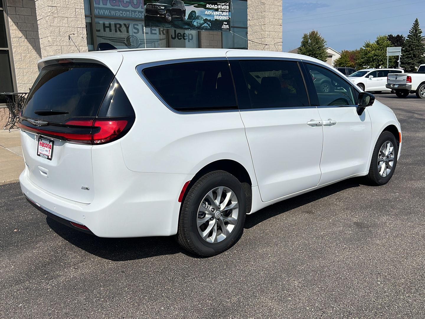 2026 Chrysler Pacifica photo 7