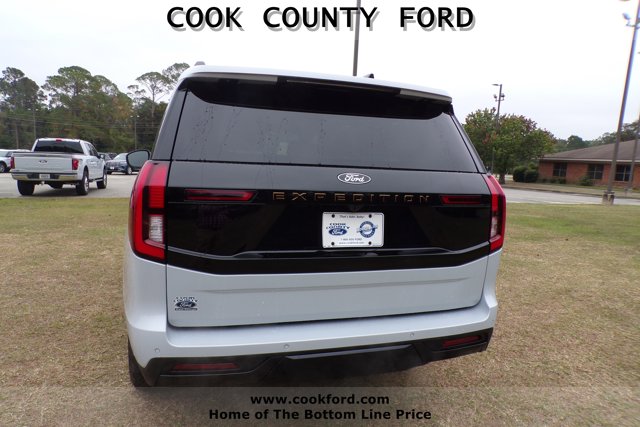 2025 Ford Expedition photo 3