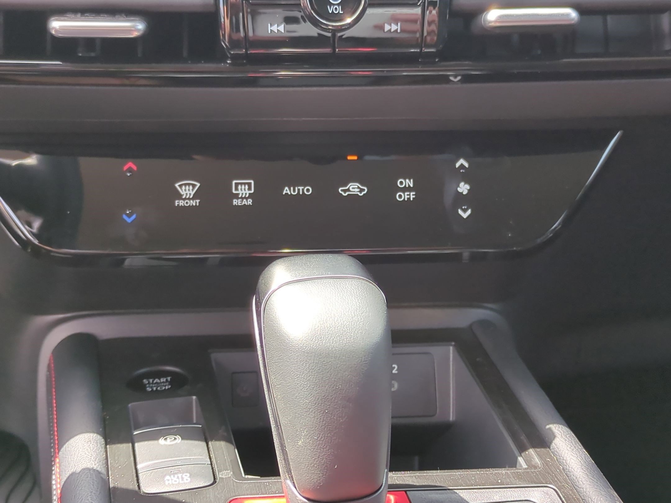 2025 Nissan Kicks SR photo 4