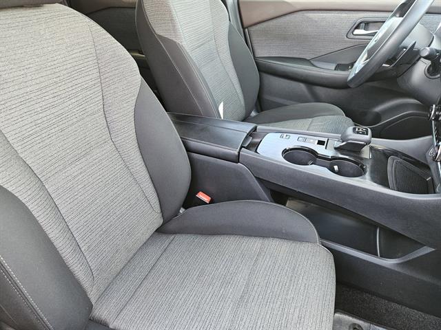 2022 Nissan Rogue SV photo 10