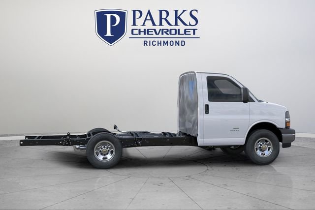 2025 Chevrolet Express Cutaway 3500 photo 4