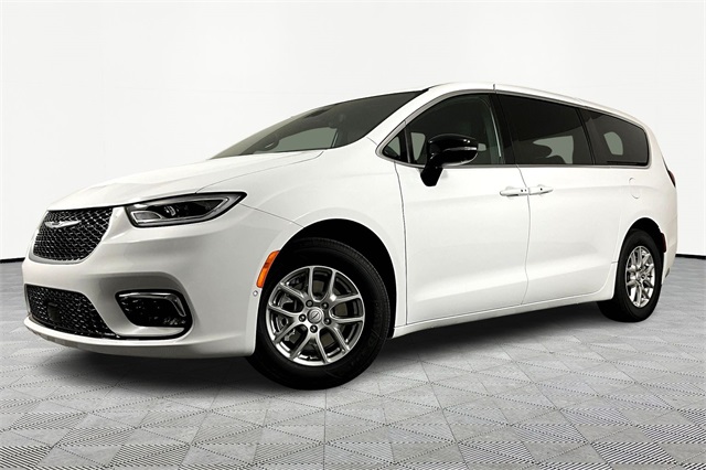 2026 Chrysler Pacifica Select's photo