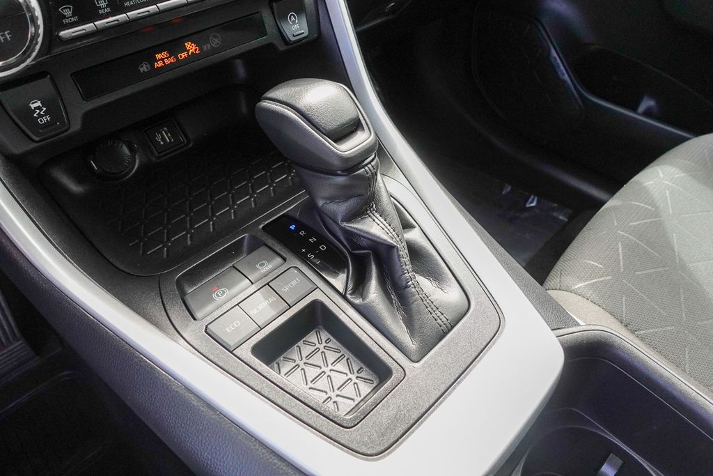 2023 Toyota RAV4 XLE photo 19