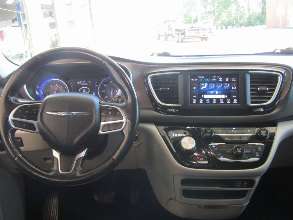 2019 Chrysler Pacifica Touring L photo 5