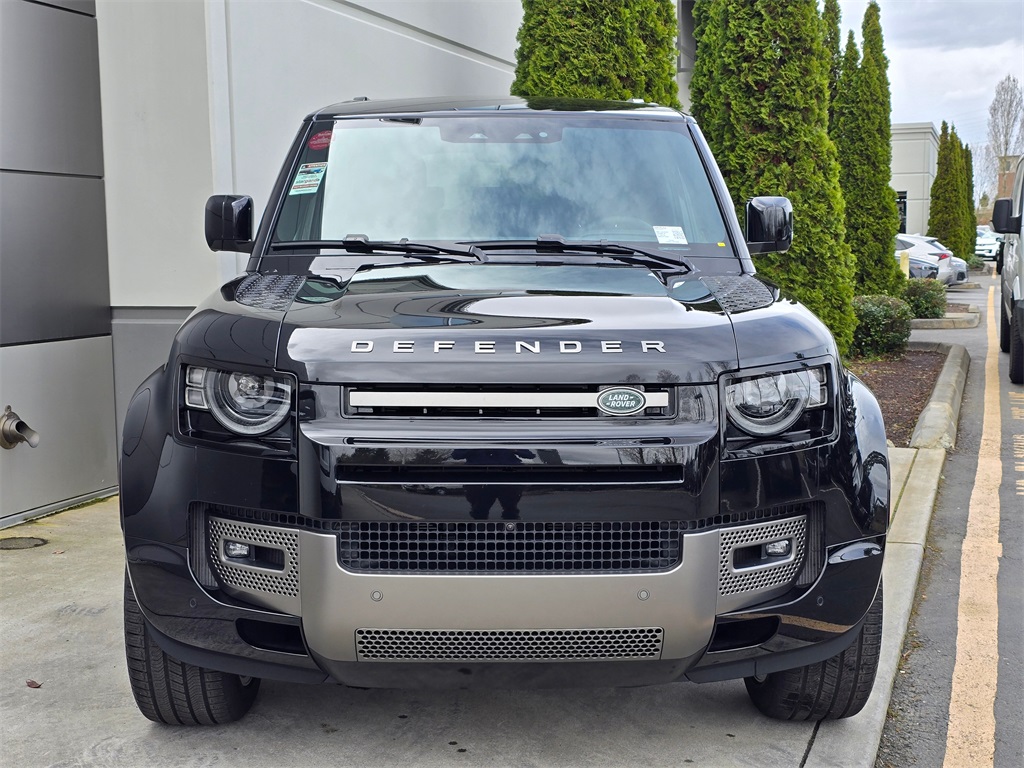 2025 Land Rover Defender 90 X-Dynamic SE photo 3