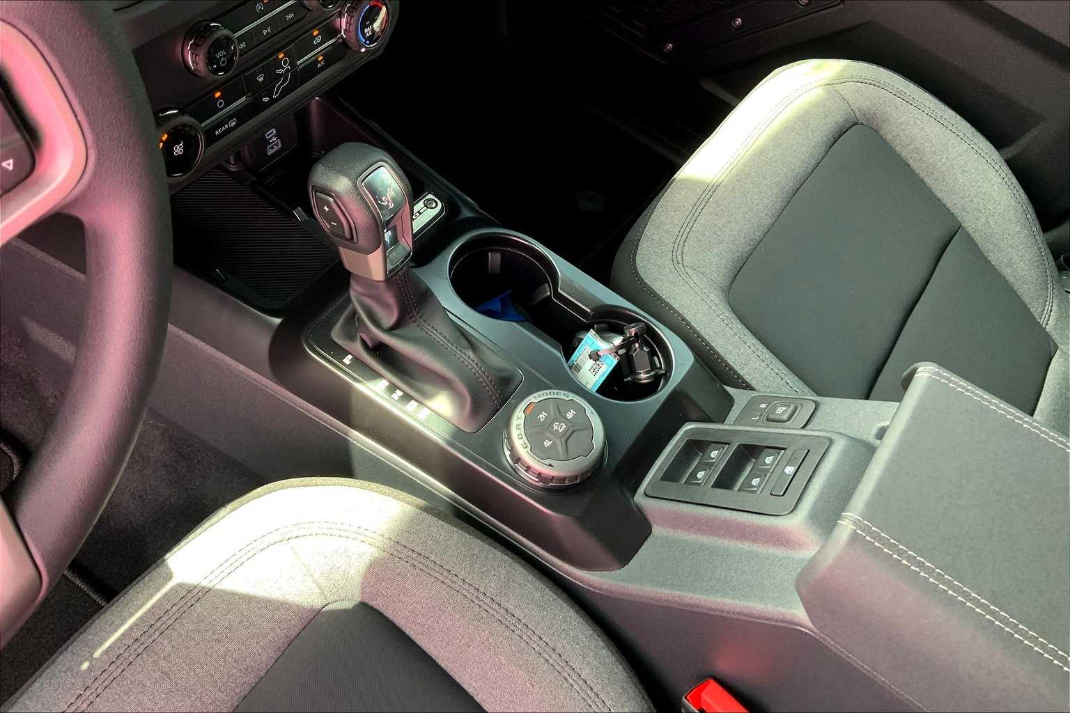 2025 Ford Bronco Base photo 8