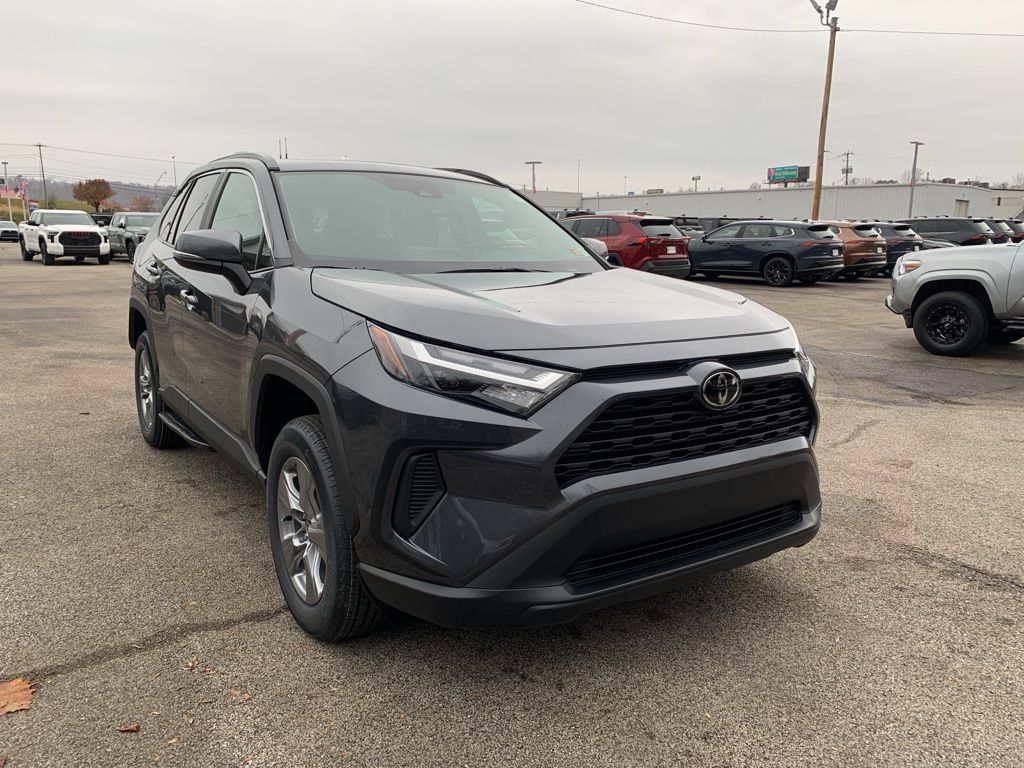2025 Toyota RAV4 XLE's photo