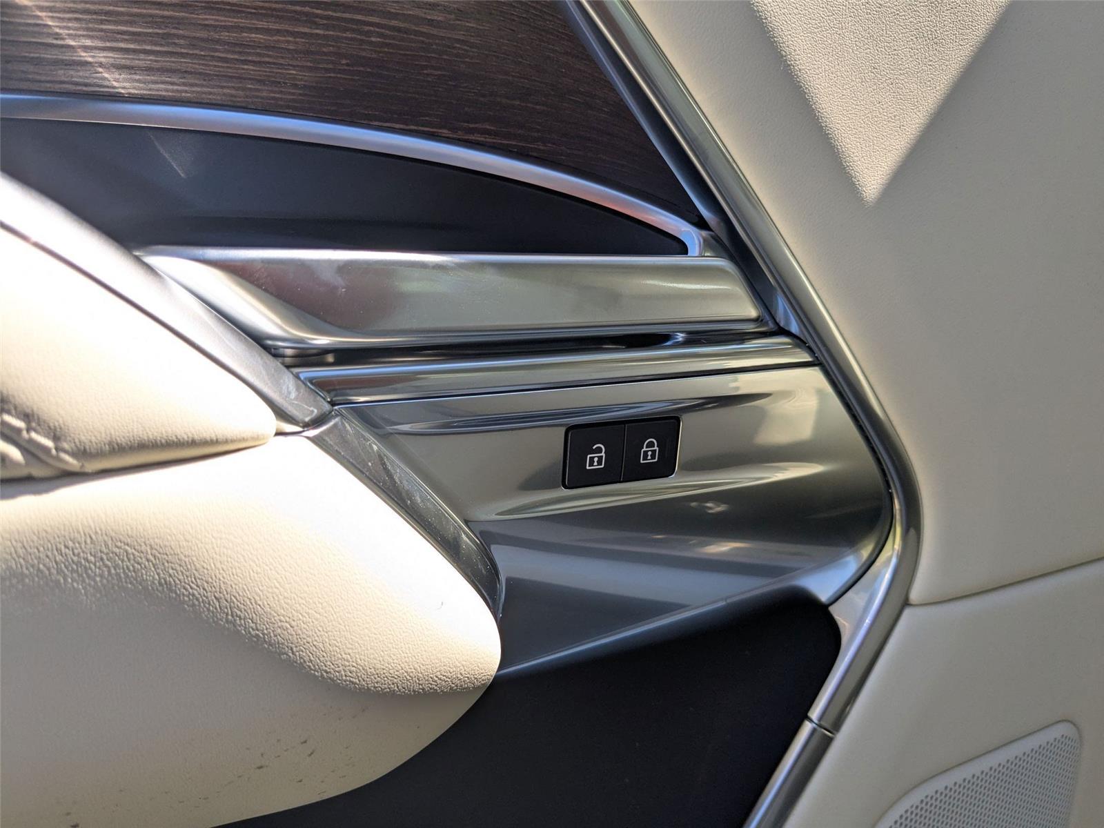 2025 Land Rover Range Rover SE photo 10