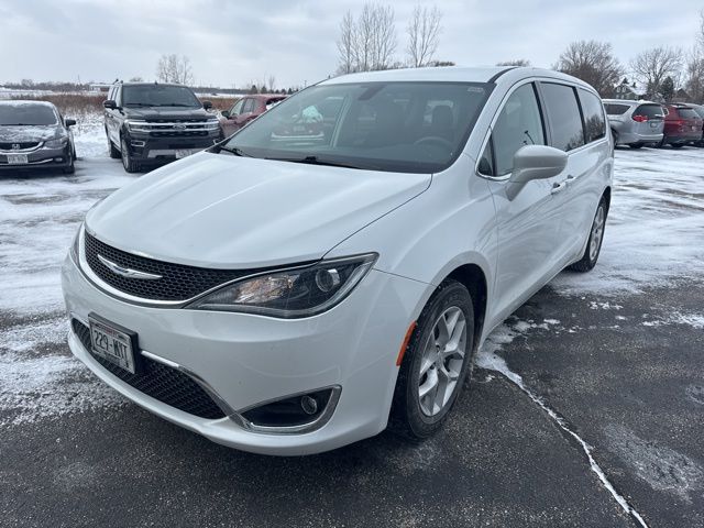 2018 Chrysler Pacifica Touring Plus's photo