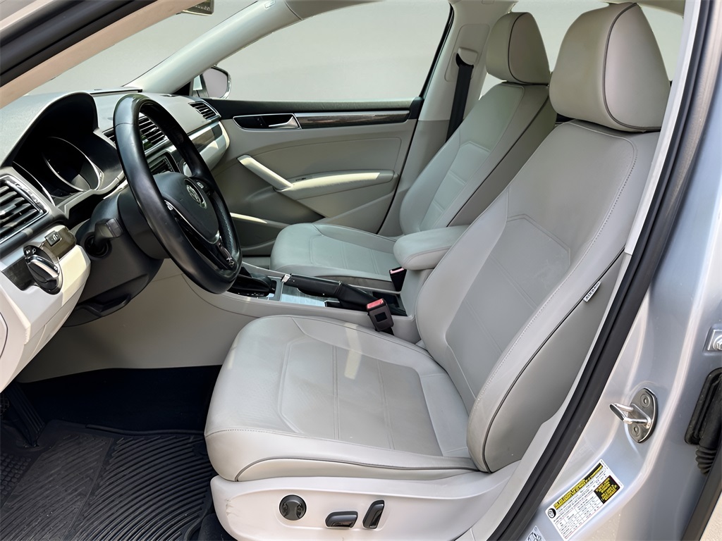 2018 Volkswagen Passat SE photo 4