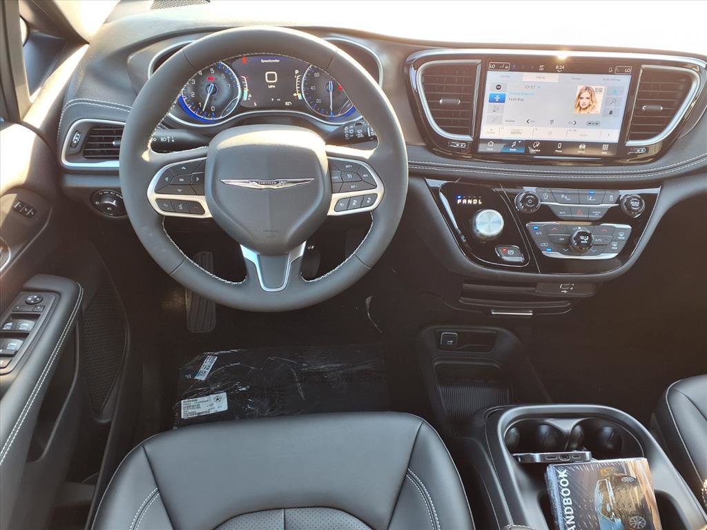 2026 Chrysler Pacifica photo 3