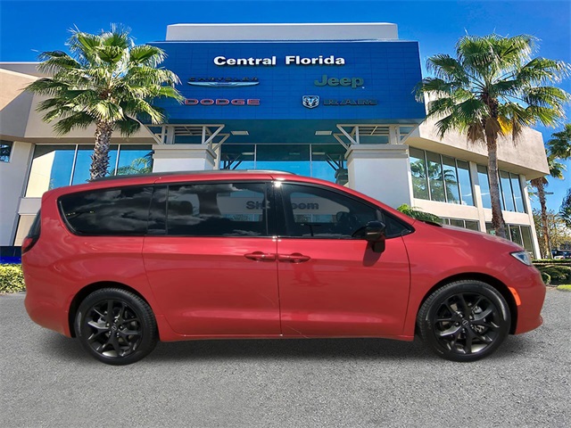 2026 Chrysler Pacifica Limited photo 3