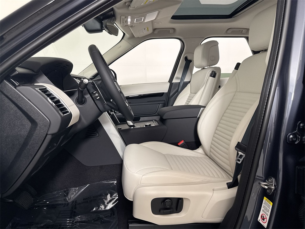 2025 Land Rover Discovery S photo 10