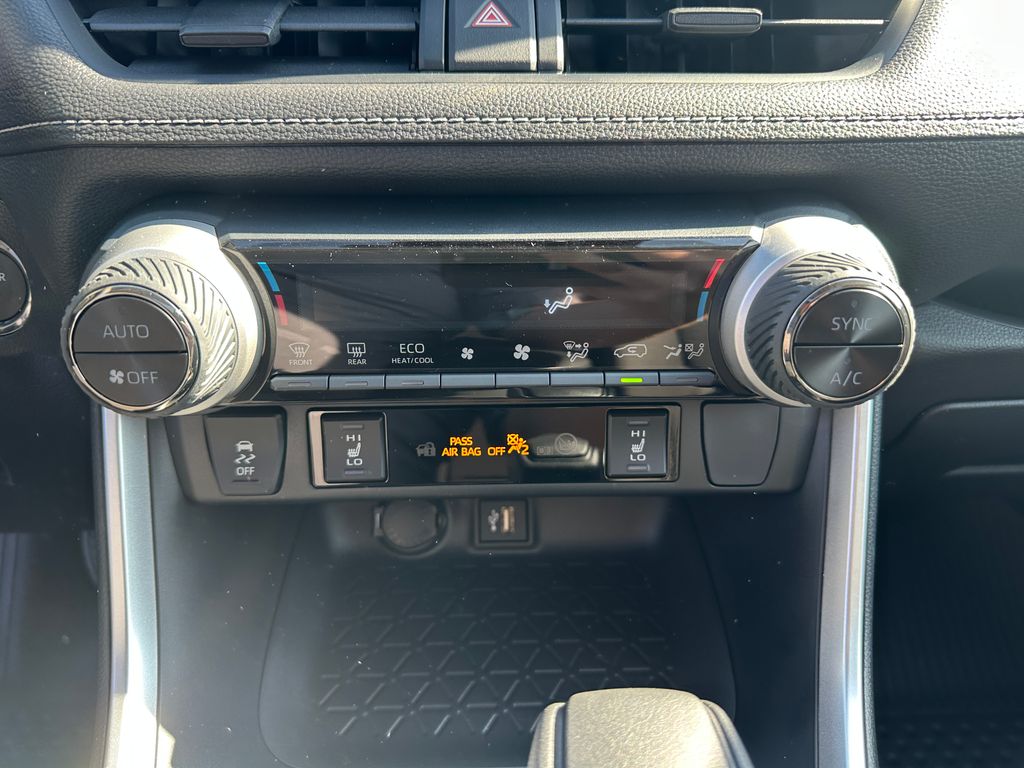 2025 Toyota RAV4 Hybrid XLE photo 19