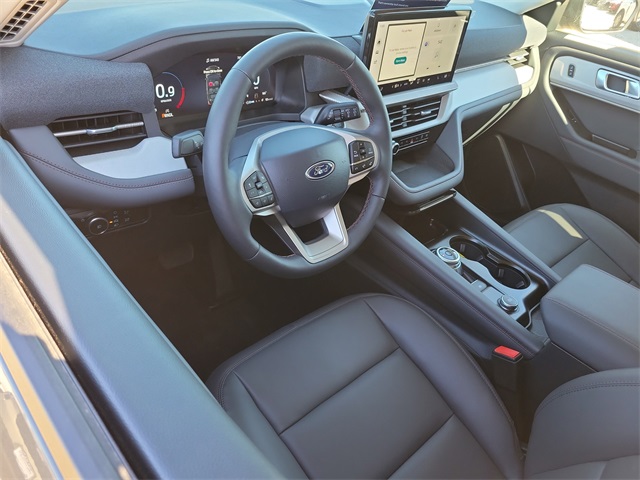 2025 Ford Explorer photo 4