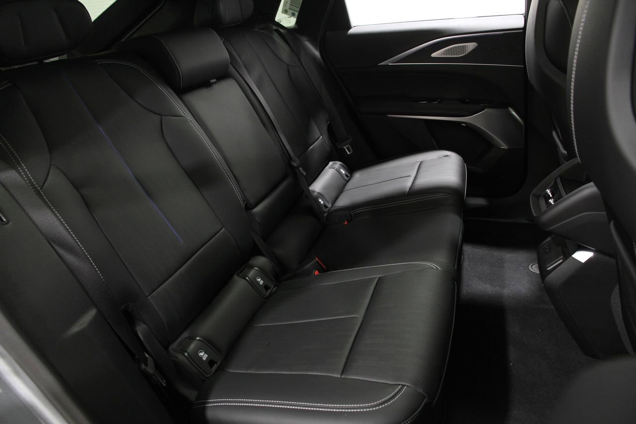 2025 Cadillac Lyriq Luxury photo 17