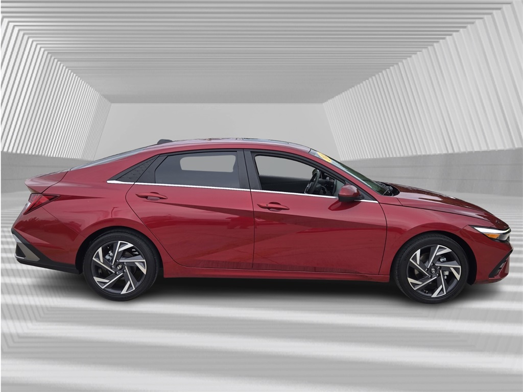 2024 Hyundai Elantra SEL Convenience photo 2