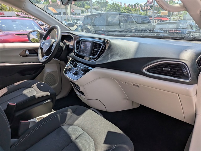2023 Chrysler Voyager LX photo 22