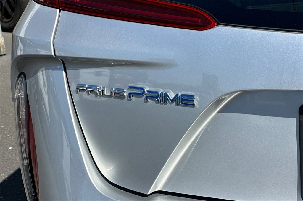 2017 Toyota Prius Prime Advanced photo 31