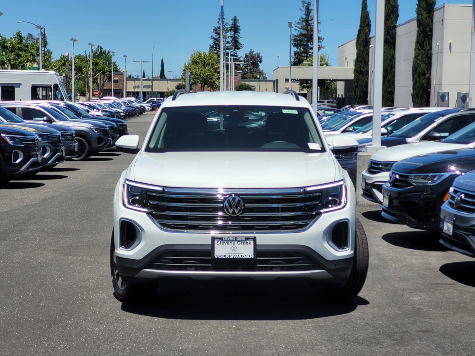 2024 Volkswagen Atlas SE Technology photo 2