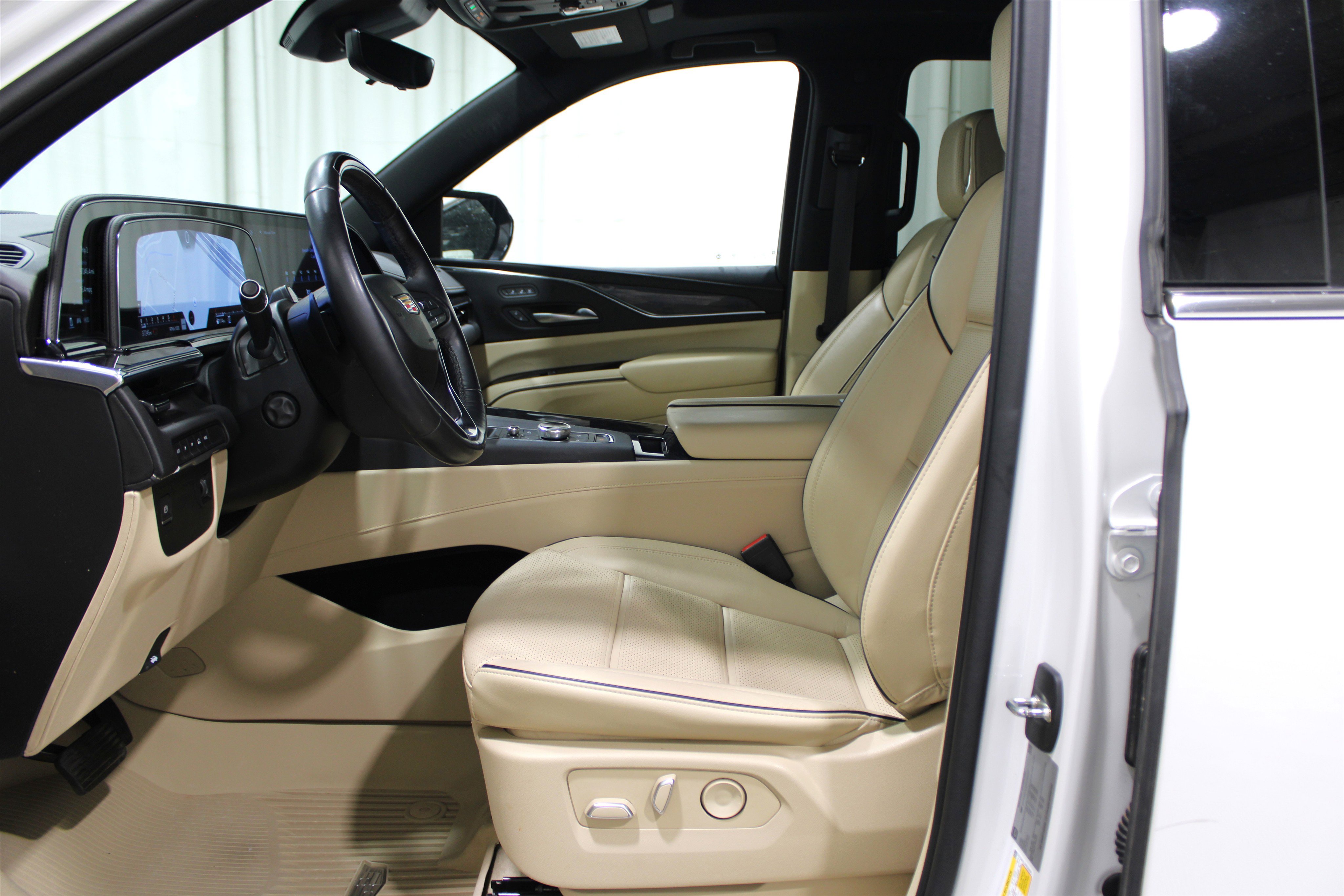 2023 Cadillac Escalade ESV Premium Luxury photo 3